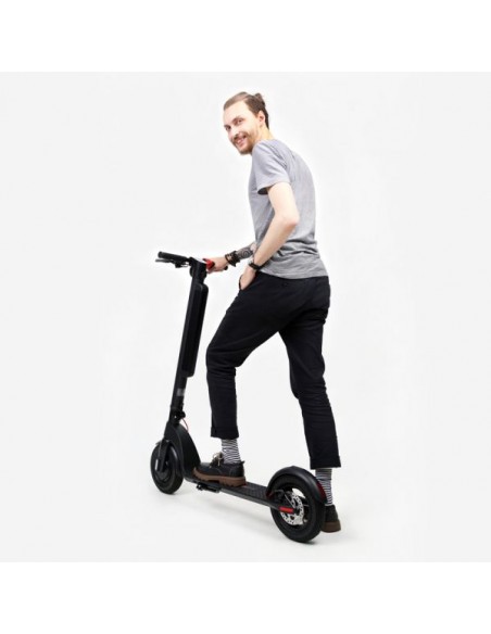 Scooter elétrica HX X8 - Homem andando - TierraFantasía